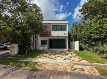 Casa · 275m² · 3 Recámaras · 4 Estacionamientos · Casa en Venta en Parque Central