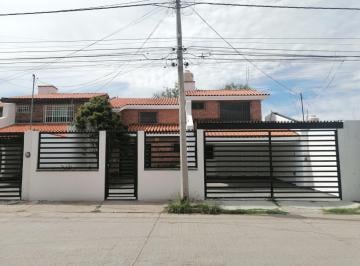 Casa · 237m² · 3 Recámaras · 2 Estacionamientos · Casa en Venta en Valle de Las Trojes Al Norte de La Ciudad Ma