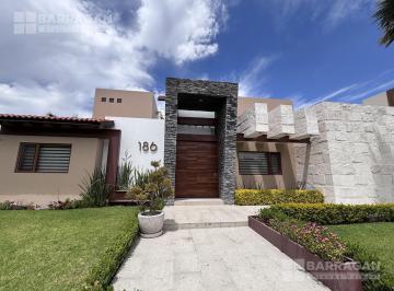 Casa · 340m² · 3 Recámaras · 4 Estacionamientos · Casa en Renta en El Campanario