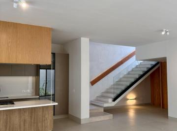 Área social, cocina y escalera · Casa Nueva en Venta en Bajío Hábitat B, Zapopan | Diseño y Amplitud