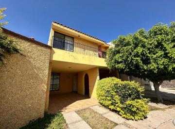 Casa de 4 habitaciones, León · Casa en Venta en Puerta de Hierro El Rosario, León Gto. Casa con Sala de Juegos a Solo Cerca de Plaza