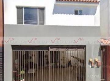 Casa · 184m² · 3 Recámaras · 5 Estacionamientos · Casa en Venta en Cumbres San Agustín