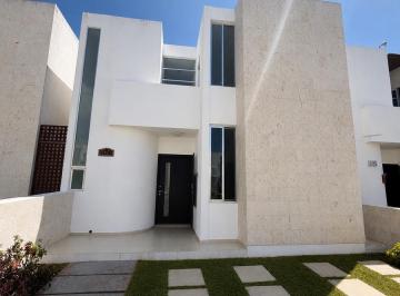 Casa · 3 Recámaras · 2 Estacionamientos · Casa en Renta, en Bahía Dorada, Recámara en Planta Baja, 3 Recámaras, 3 Baños, Polígono Sur, Cancún