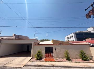 Casa · 481m² · 2 Recámaras · 4 Estacionamientos · 0323 - Casa en Venta Obispado con Departamento