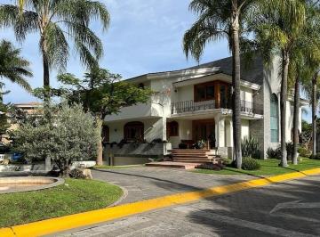Casa de 3 habitaciones, Zapopan · Residencia en Venta Valle Real Ubicada en Esquina