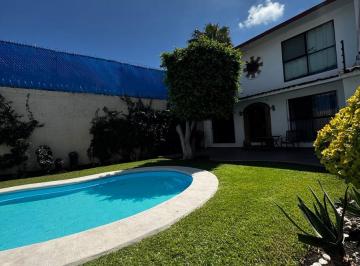 Casa · 440m² · 13 Recámaras · 3 Estacionamientos · Casa en Venta en Vista Hermosa Cuernavaca, Zona Dorada Ideal Para Clinica o Consultorios Medicos