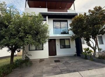 Casa en condominio · 235m² · 3 Recámaras · 2 Estacionamientos · Casa en Renta y Venta Semiamueblada en Valle Imperial, Coto Bizantino, Zapopan