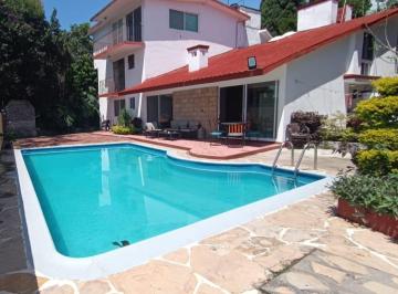 Casa · 350m² · 6 Recámaras · 4 Estacionamientos · Casa en Venta en Cuernavaca: ¡Propiedad con 2 Casas Independientes en 880 m² de Terreno, en Flores m