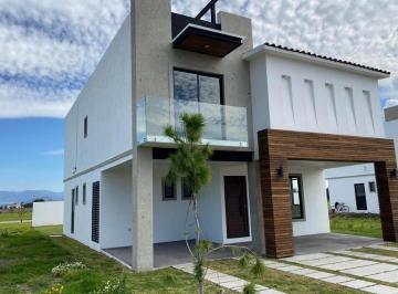 Casa · 323m² · 3 Recámaras · 2 Estacionamientos · Casa en Venta en Metepec Llano Grande Gis 24 - 638