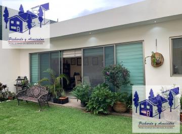 Casa · 320m² · 4 Recámaras · 2 Estacionamientos · Casa en Venta en Palmira Tinguindin, Cuernavaca