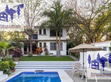 Casa · 375m² · 4 Recámaras · 2 Estacionamientos · Venta de Casa en El Club de Golf Santa Fe Xochitepec, Morelos.
