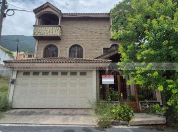 Casa · 400m² · 4 Recámaras · 2 Estacionamientos · Casa en Venta en Las Cumbres