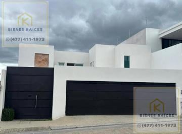 Casa · 435m² · 4 Recámaras · 3 Estacionamientos · Casa en Jardines del Campestre