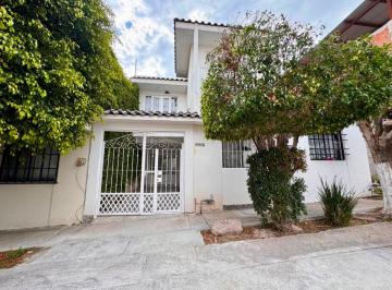 Casa de 5 habitaciones, León · Casa en Venta en Bosques de Los Naranjos con 5 Recámaras