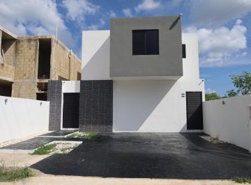 Casa de 3 habitaciones, Mérida · Casa en Venta Cholul | 3 Recámaras, Alberca, Jacuzzi y Cuarto de Servicio
