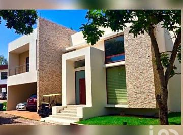 Casa · 620m² · 5 Recámaras · 3 Estacionamientos · Casa en Venta en Club de Golf Villa Rica, Veracruz, 5 Recámaras, Alberca y Vista Al Campo de Golf