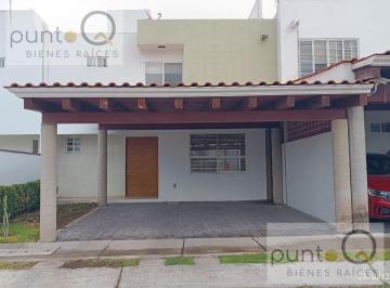 Casa · 3 Recámaras · 2 Estacionamientos · Renta Casa
