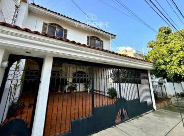 1 · Casa en Renta en Jardines del Bosque, Guadalajara