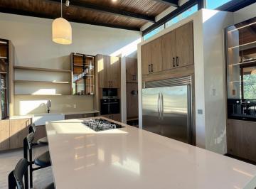 Casa en condominio de 4 habitaciones, Valle de Bravo · Un Hogar en Tierra Pura
