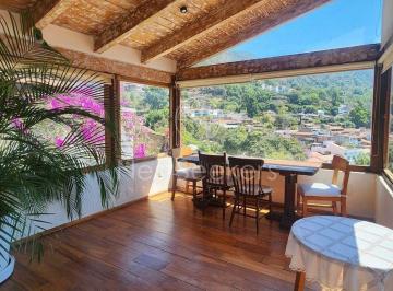 Casa de 4 habitaciones, Valle de Bravo · Casa en Venta en El Centro de Valle con Vista Al Pueblo