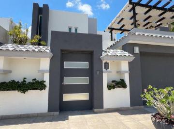 0337a98d64023ca1cd42231f2524802d200387ca47a07e41e430d3a9031cf830 · Casa en Venta con Alberca Privada, 3 Recámaras y Terraza en Bella Vista, La Paz