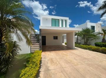 1 · Renta Casa con Amplio Jardín y Piscina en Temozon Norte, Mérida