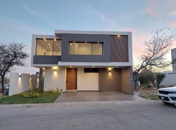 Casa · 230m² · 3 Recámaras · 3 Estacionamientos · Casa en Venta en El Molino Lomas IV