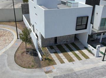 55e112e7076876c3bcc7b98bb227b3b80c227fcfbdb22701dac968f8fe683852 · Casa Nueva en Esquina | Capital Sur, El Marqués | $3,550,000 | Roof G | Querétar