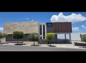 Casa en Venta de 3 habitaciones Club de Golf la Loma · Espectacular Residencia en El Fracc. Club de Golf La Loma en San Luis Potosí.
