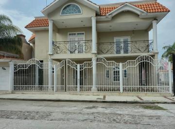 Casa · 4 Recámaras · 4 Estacionamientos · Casa en Renta - (4)