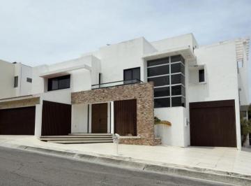 Casa · 651m² · 4 Recámaras · 3 Estacionamientos · Casa en Venta en Lomas Residencial