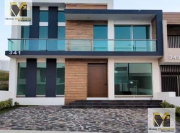 Casa · 201m² · 4 Recámaras · 2 Estacionamientos · Casa en Venta en Loma Alta Fraccionamiento Tres Marías