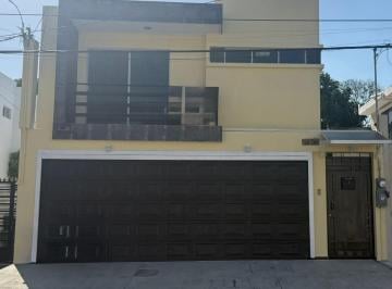 Casa · 215m² · 3 Recámaras · 2 Estacionamientos · Casa en Renta, Col. Unidad Nacional, Cd. Madero.