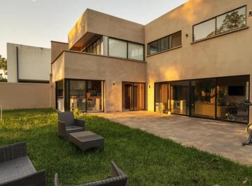 Casa · 273m² · 5 Recámaras · 2 Estacionamientos · Casa en Renta en Fraccionamiento Los Bejucos Coatepec