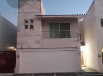 Casa · 209m² · 4 Recámaras · 2 Estacionamientos · Casa Amplia con 3 Habitaciones con Acabados de Lujo