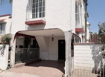 Casa en condominio de 3 habitaciones, San Pedro Tlaquepaque · Casa en Venta en Coto, Esquina, 3 Recámaras, Ampliación