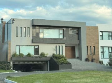 Casa · 815m² · 4 Recámaras · 7 Estacionamientos · Casa en Providencia, Metepec Doble Filtro de Seguridad