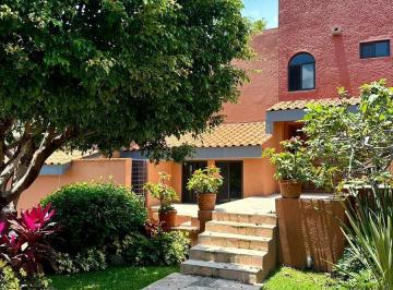 Casa · 290m² · 3 Recámaras · 6 Estacionamientos · Venta de Casa Dentro de Fraccionamiento en Palmira, Cuernavaca