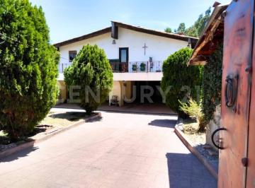 Casa · 802m² · 4 Recámaras · 10 Estacionamientos · Casa en Venta en El Centro de Sjr, Querétaro.