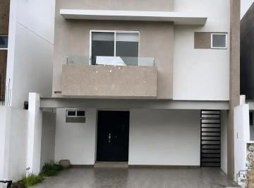1 · Casa en Venta de 3 Niveles Frente a Parque