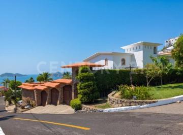 Casa · 360m² · 4 Recámaras · 6 Estacionamientos · Casa en Venta en Fraccionamiento Marina Brisas, Acapulco, Gro.