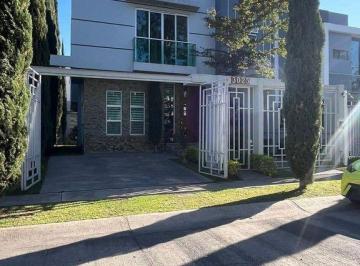 Casa · 235m² · 3 Recámaras · 3 Estacionamientos · Casa en Venta Cerca de Real Center, Jardin Real, Zapopan