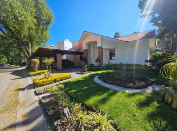 Casa · 400m² · 3 Recámaras · 2 Estacionamientos · Casa en Venta en Club de Polo & Golf Balvanera