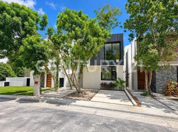 Casa · 180m² · 3 Recámaras · 2 Estacionamientos · Casa en Venta en Sm 28, Puerto Morelos, Qroo