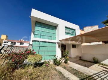 Casa · 196m² · 3 Recámaras · 2 Estacionamientos · Casa de 2 Niveles en Fraccionamiento Campestre de San Juan, Sjr Qro