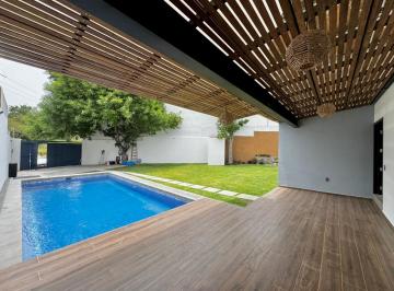 Casa · 250m² · 3 Recámaras · 2 Estacionamientos · Casa de 1 Nivel con Alberca y Amplio Jardin