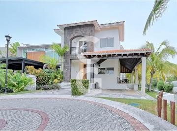 Casa · 500m² · 4 Recámaras · 3 Estacionamientos · Departamento en Venta y Renta en Cancún en Residencia Isla Dorada con Alberca y Jardín Frente a La L