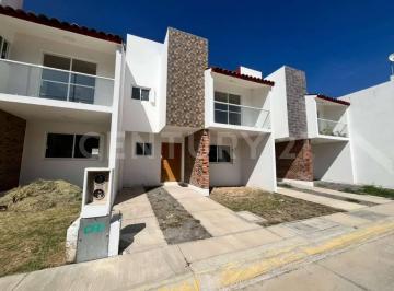 Casa · 137m² · 3 Recámaras · 2 Estacionamientos · Casa en Venta en Club de Golf en Circuito Viñedos, Sjr, Qro