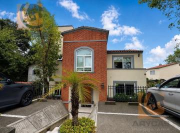 Casa · 260m² · 3 Recámaras · 4 Estacionamientos · Bonita Casa en Venta en Pueta de Bilbao, Bosque Esmeralda
