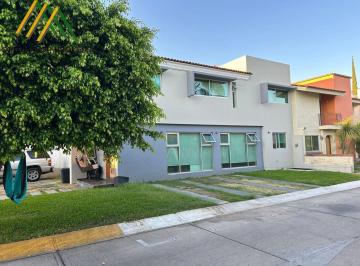 Casa · 206m² · 4 Recámaras · 4 Estacionamientos · Casa en Venta Jardin Real en Coto 206 m²